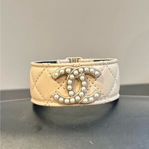 CHANEL Bracelet Calfskin wt pearl. Size Medium.